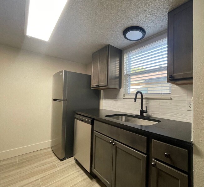 Building Photo - Location, Location, Location & Beautifully Renovated in 2023 2 Bedroom, 1.5 Bath, 1 Car Garage wi...
