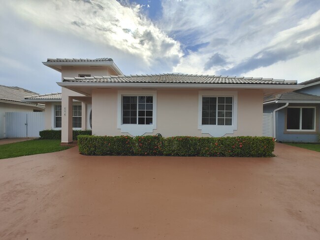Foto del edificio - 894 NW 134th Pl