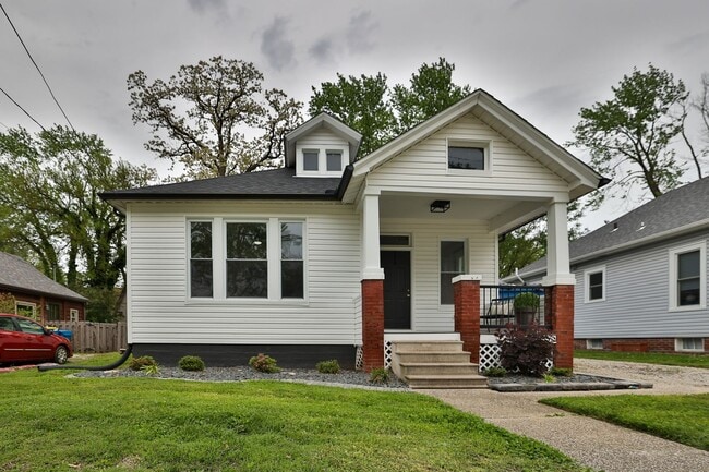 Building Photo - Newly Renovated Single Family Home
