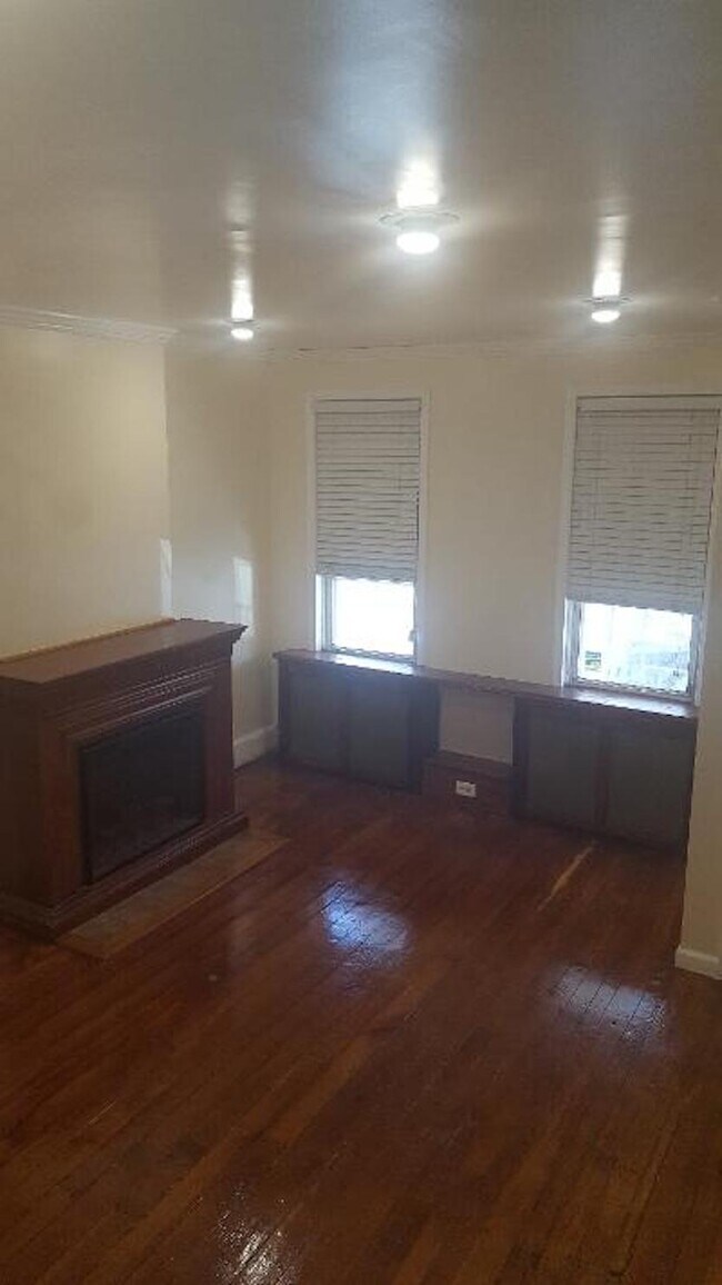 Vista 2 de la sala de estar - 3905 Reno St