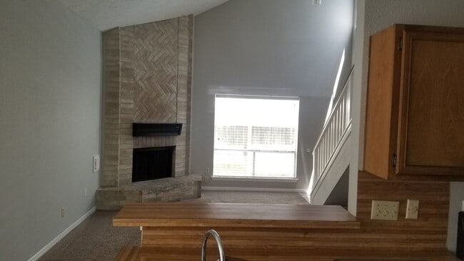 Building Photo - Spacious 3 Bed 2 Bath Home Well Maintained!