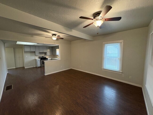 Foto del edificio - Lemoore Home with Spacious Lot Available Now!