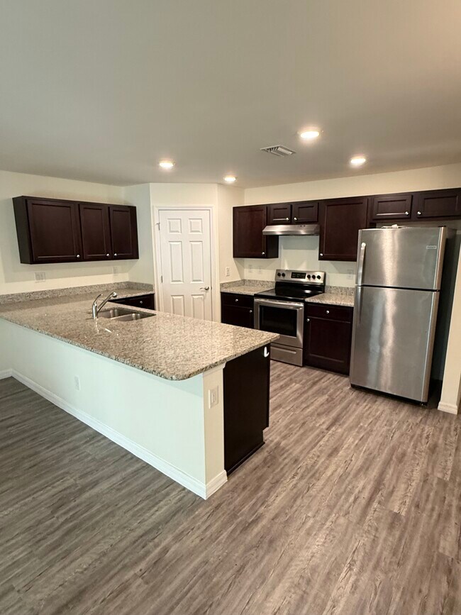 Building Photo - 1256 Saxony Cir