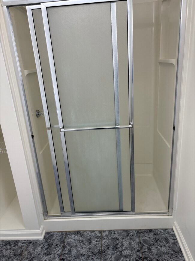 baño completo/principal - 128 Harding Rd