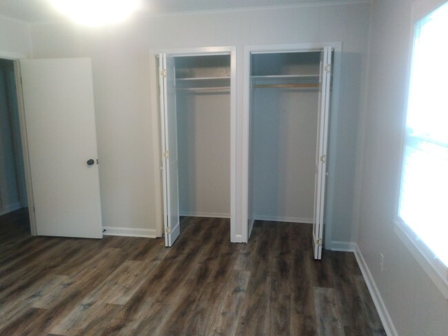 Building Photo - 214 Pine Tree Ln