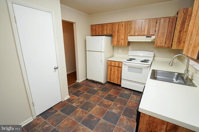 Building Photo - 810 College Ln