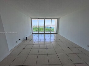 Building Photo - 100 Bayview Dr