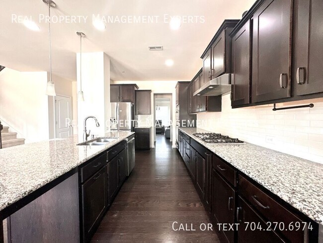 Foto del edificio - **MOVE IN SPECIAL!**Spacious 5BR/3.5BA Fur...