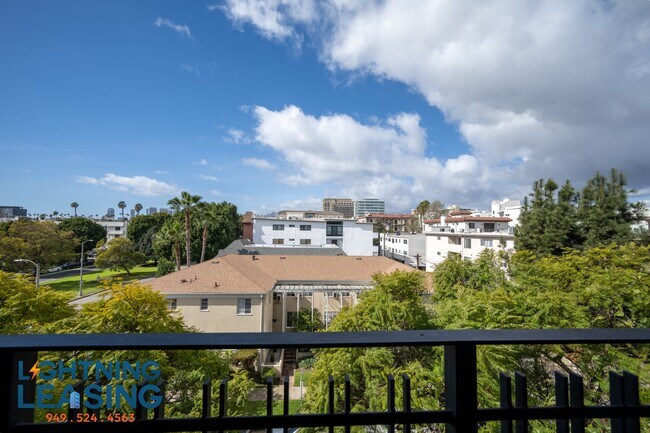 Foto del edificio - 8811 Burton Way