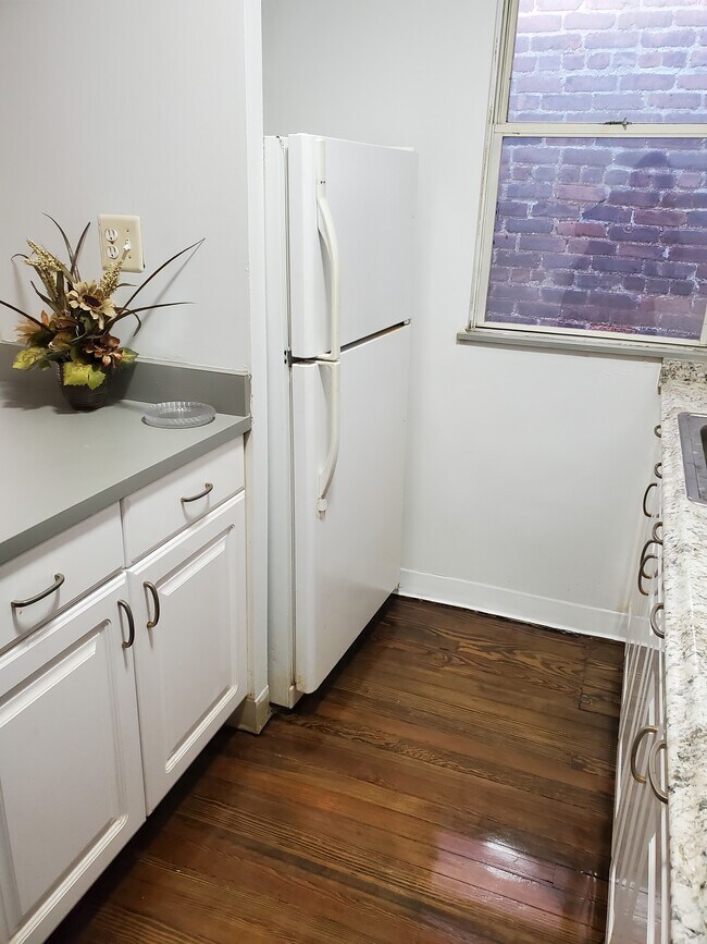 Building Photo - 1965 Pilgrim Ave