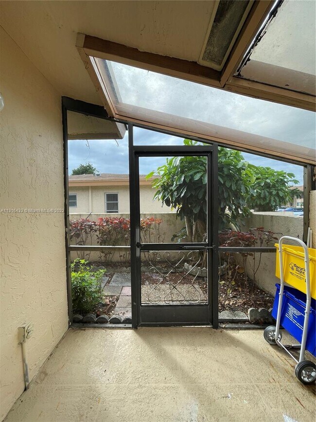 Building Photo - 13857 Royal Palm Ct