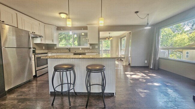 Foto del edificio - 3 Bed, 2 Bath 2 Story Home in Sought After...