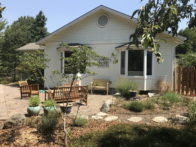 Building Photo - Bright and charming Ashland home next to s...