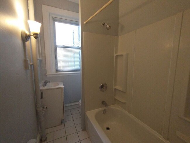 Building Photo - 307 Dolphin St