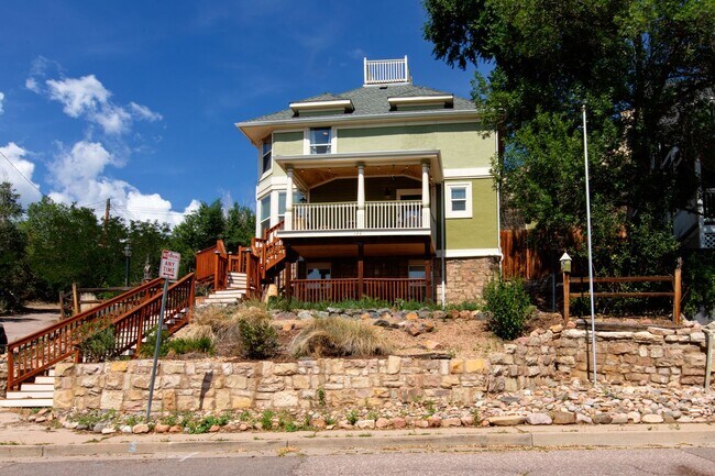 Building Photo - BEAUTIFUL 4 Bedroom West Side Victorian