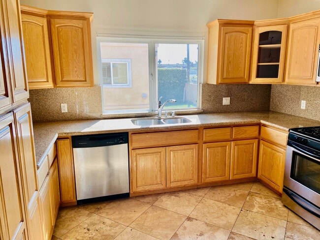 Building Photo - Beautilful Corner Unit Multi-Level Townhou...