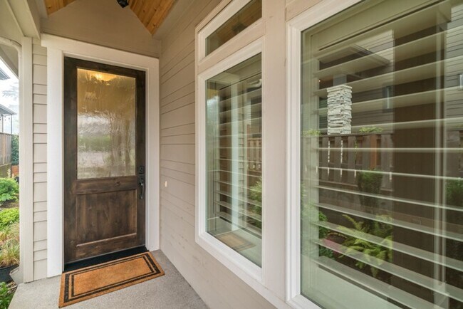 Foto del edificio - Luxury Townhome in the Heart of Lake Osweg...
