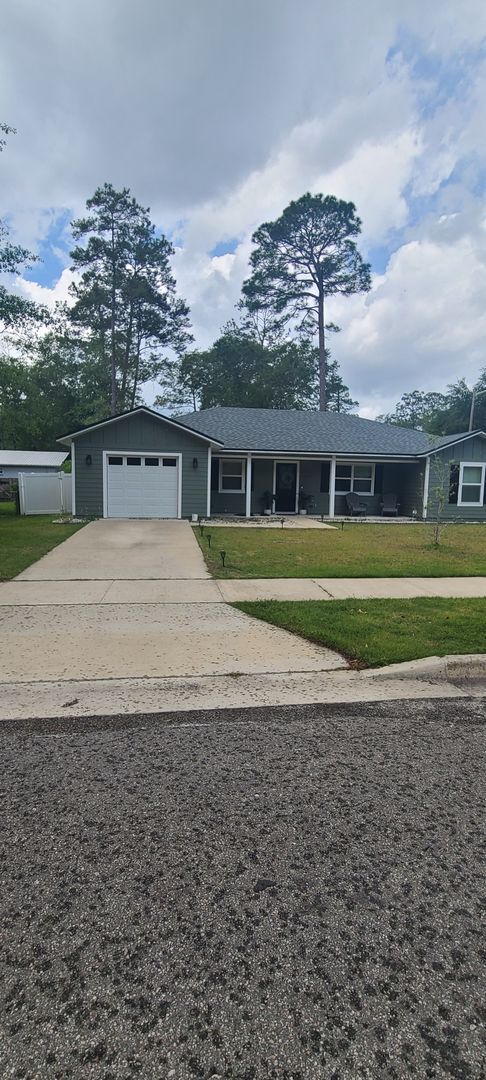 Building Photo - Beautiful 3BR/2BA home with large fenced-i...