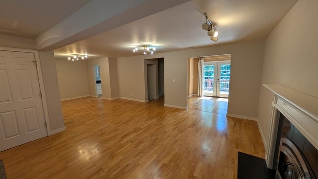 Building Photo - Charming Kirkland Bungalow with Lake Views!