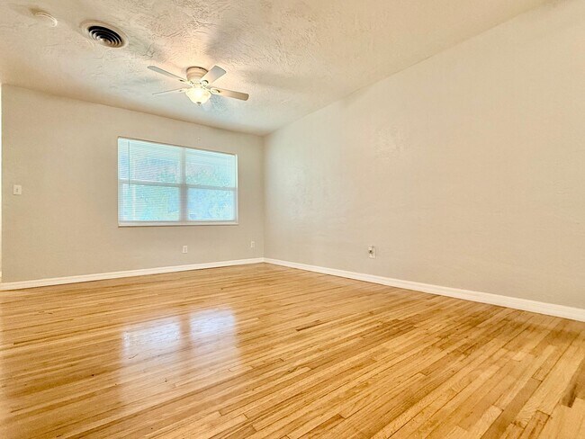 Building Photo - Your DeLand Escape: 4 Bedrooms + Pool + Sp...