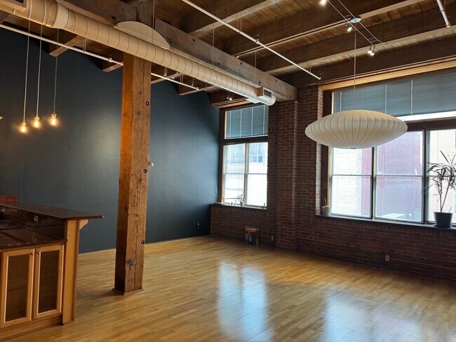 Building Photo - 306 W 7th St