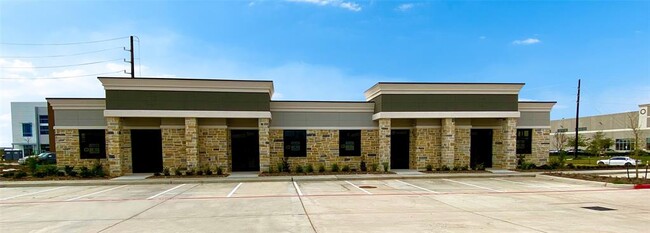 Building Photo - 633 E Fernhurst Dr