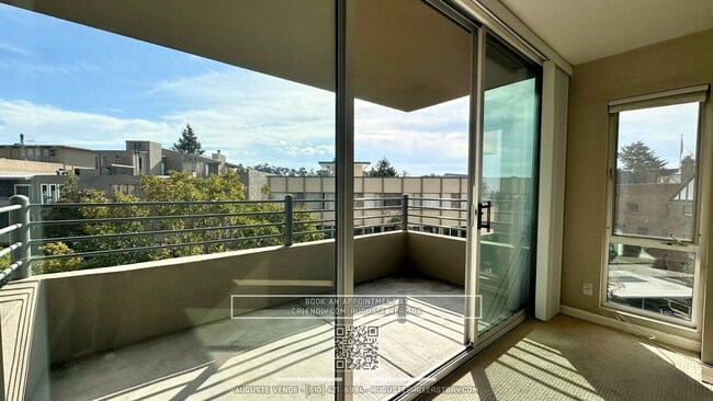 Building Photo - Lighfilled Apartment in the Heart of Rockr...