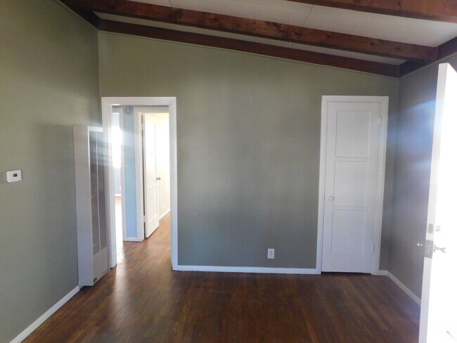 Foto del edificio - 865 Square Foot Property With a 7625 Squar...