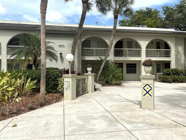 Building Photo - 4801 Martinique Pl