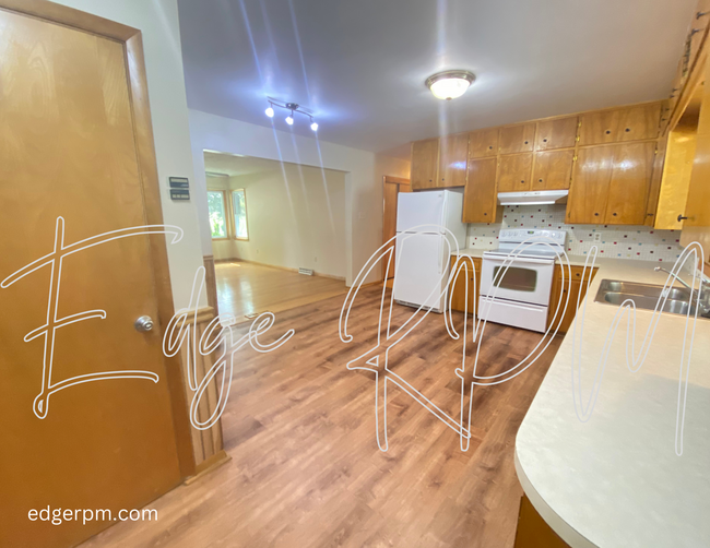 Building Photo - 3 bedroom 1 bath DUPLEX