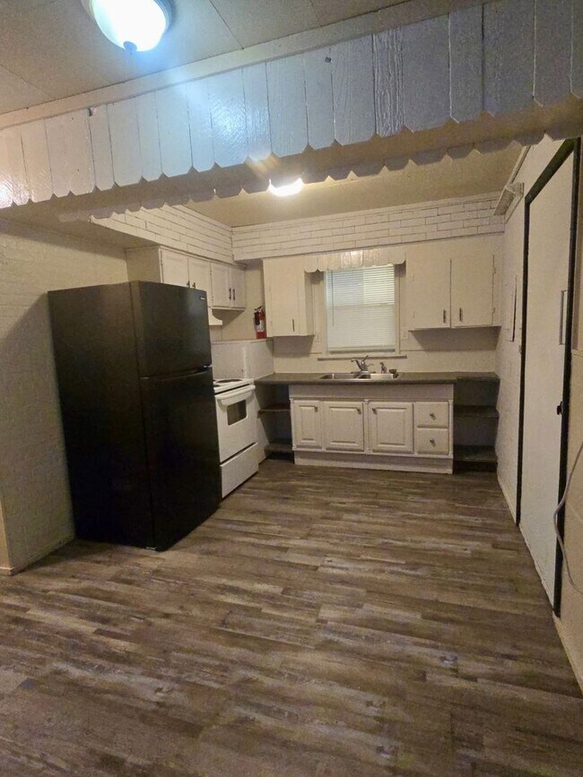 Building Photo - Two Bedroom Home for Rent!