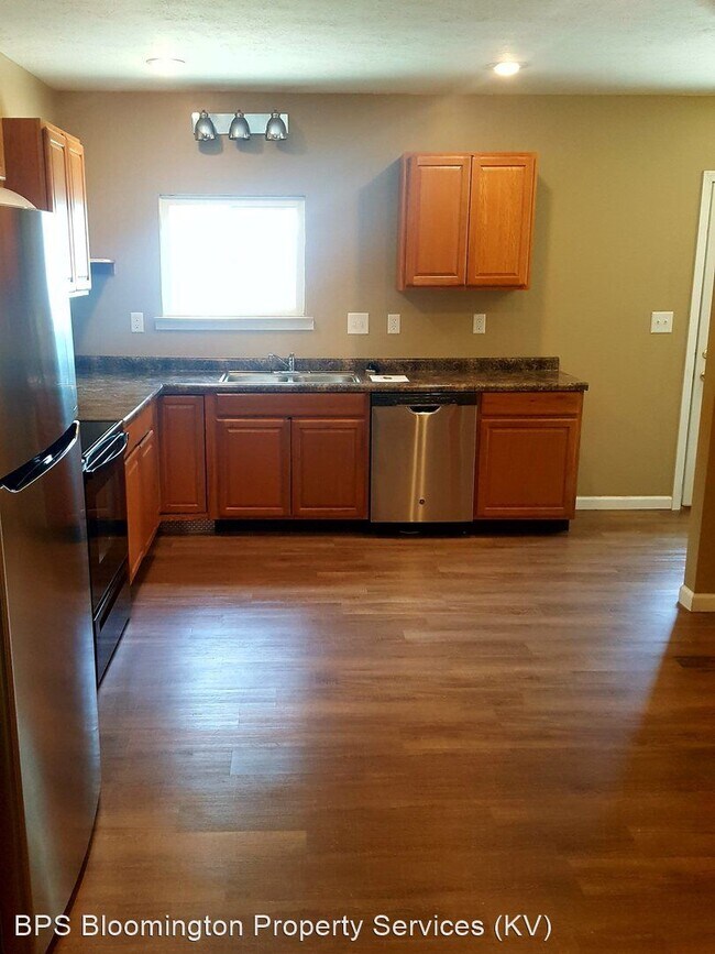 Foto del edificio - 5 br, 2 bath House - 301 E 10th St