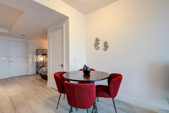 Foto del edificio - 121 NE 34th St