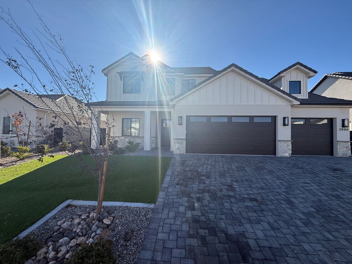 Foto principal - Gorgeous 5 bed 3.5 bath in Desert Canyons