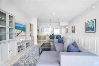 Building Photo - 2020 N Bayshore Dr