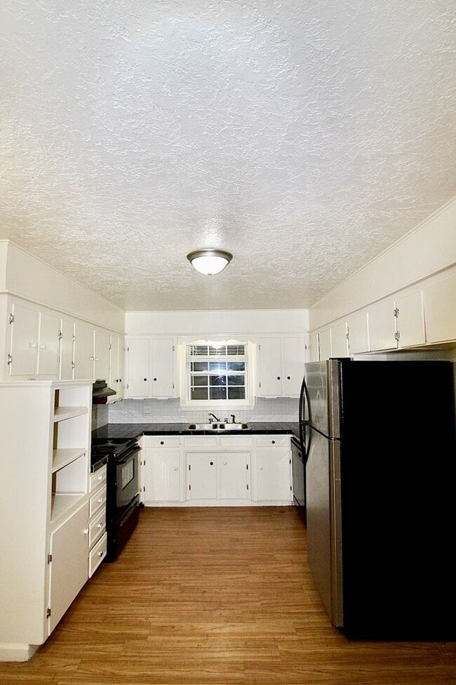 Building Photo - 2000 Alameda St