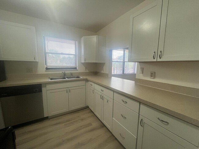Foto del edificio - 5975 Forest Hill Blvd