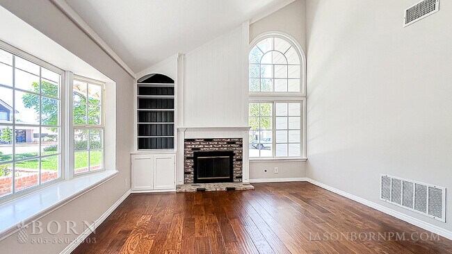 Foto del edificio - 1006 N Currier Ave
