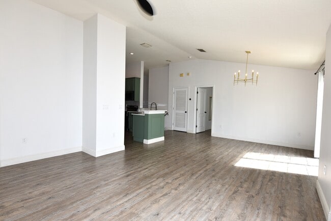 Building Photo - 6741 Breezy Palm Dr