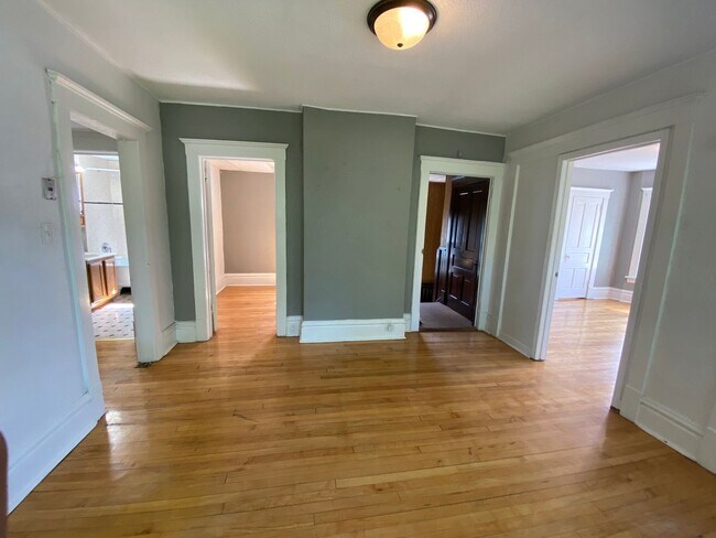 Building Photo - 920 E 5th St