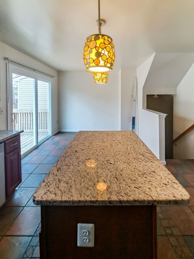 Building Photo - 3 Story Inner Townhouse, 3 Bedrooms, 2.5 B...