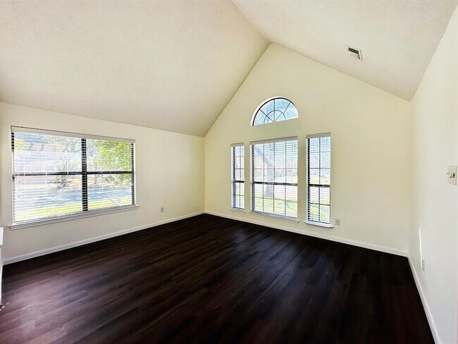 Building Photo - 306 Applewood Dr