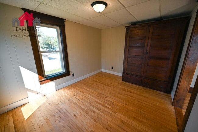 Building Photo - 205 N Maple St