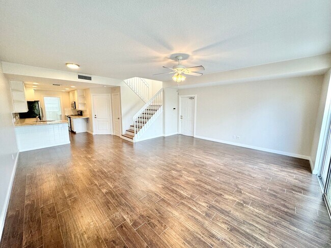 Foto del edificio - ** THE COVE ** 3 BED / 2.5 BATH - TOWNHOME...