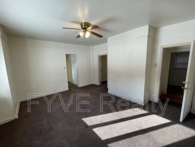 Building Photo - 2432 Lynnbrook Ave