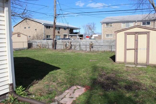 Foto del edificio - 23848 Stewart Ave
