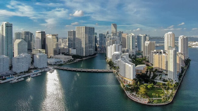 Foto del edificio - 999 Brickell Bay Dr