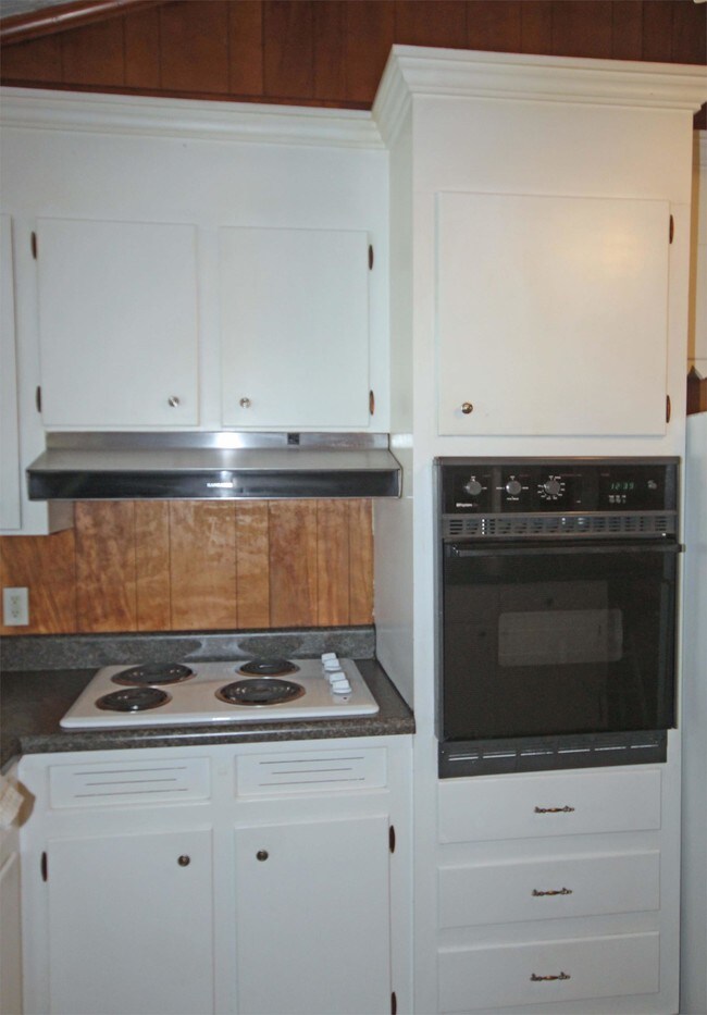 Building Photo - 14 Oakwood Ave