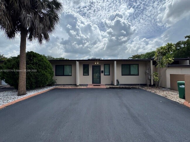 Foto del edificio - 15011 Coconut Ct