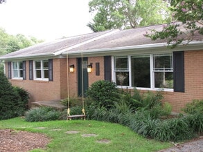 Building Photo - 501 Parkview Dr